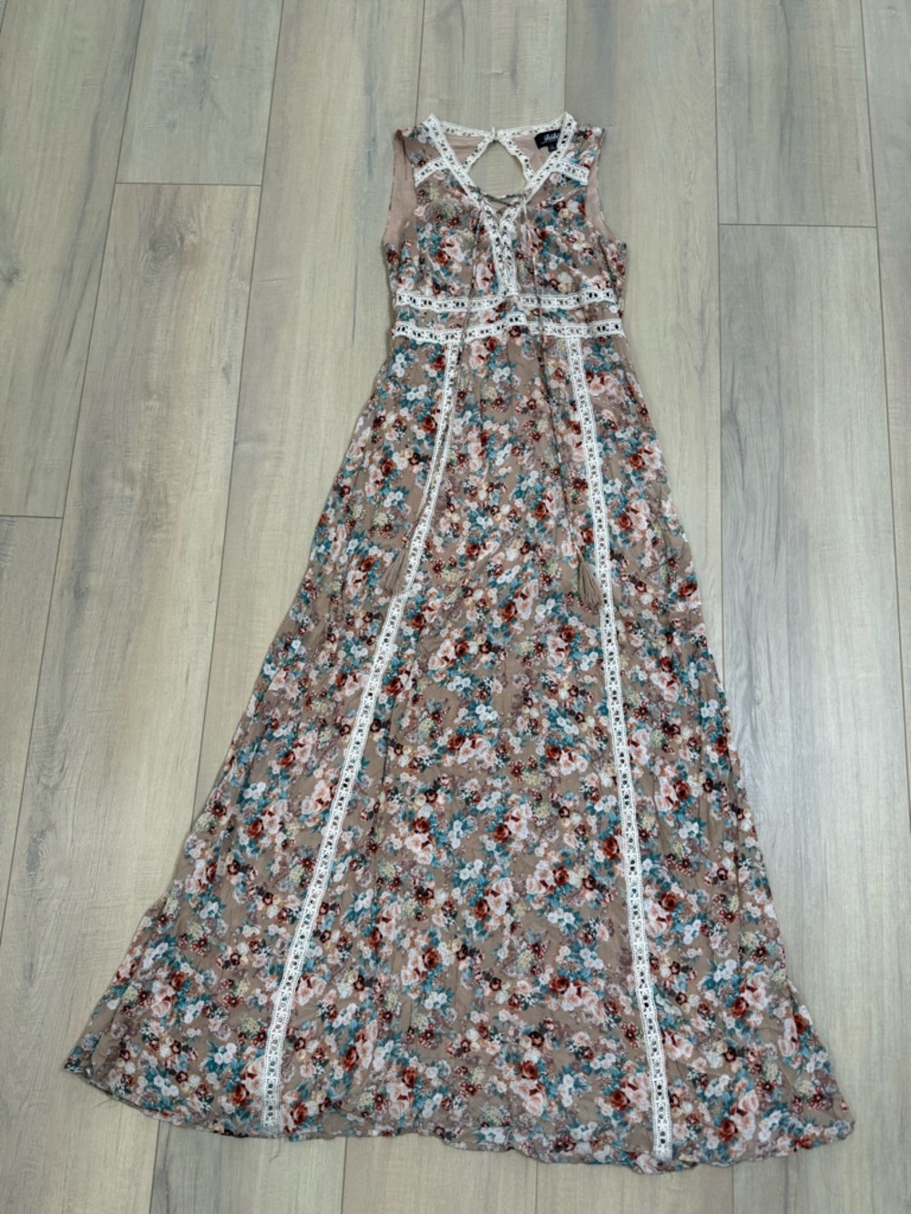 Lulu's Floral lace -Trim Maxi Dress in Blush and Teal - Picture 4 of 9